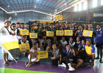 SEMUA pengamal media yang terlibat dalam Kejohanan Futsal Media Utara 2023 yang berlangsung di R7 Futsal Centre, Arau Perlis turut mengangkat plakad bagi mempromosikan Tahun Melawat Perlis 2024-2025. -UTUSAN/IZLIZAN OTHMAN