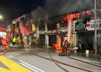 KEJADIAN kebakaran yang memusnahkan lapan unit kedai dua tingkat di Jalan Datuk Keramat, George Town, Pulau Pinang kira-kira pukul 8 malam tadi. - Pix: IHSAN JBPM