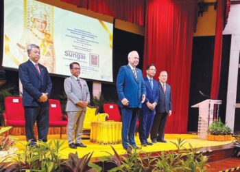 Sultan Nazrin Muizzuddin Shah pada majlis pelancaran buku Tafsir Mawdu’i Sungai  di Universiti Malaya, Kuala Lumpur, semalam.