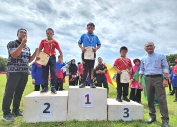 QAYYUM Shukor,12, (tengah) dari STB berjaya mengekalkan pingat emas untuk tahun ketiga berturut-turut bagi kategori larian 80 meter
Sindrom Down pada Kejohanan Olahraga Pendidikan Khas MSSPs 2023 yang berlangsung selama empat hari berakhir hari ini di mini stadium Sekolah Menengah Kebangsaan (SMK) Syed Hassan, Kangar, Perlis.- UTUSAN