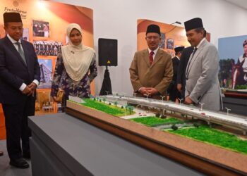 AHMAD Samsuri Mokhtar (kiri) mengiringi Sultan Mizan Zainal Abidin (kanan) melawat pameran Jubli Perak sempena 25 tahun pemerintahan Sultan Terengganu pada Majlis Perasmian Menara MBKT di Kuala Terengganu, hari ini. - UTUSAN/PUQTRA HAIRRY ROSLI