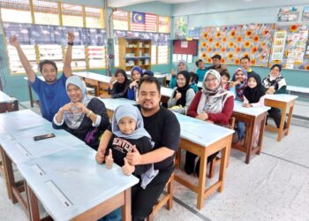 KELAS satu Abu Bakar ceria selepas para ibu bapa dan guru bergotong-royong menceriakan kawasan kelas sempena 
program aktiviti gotong-royong merdeka di Sekolah Tengku Budriah (STB), Arau, Perlis hari ini.- UTUSAN