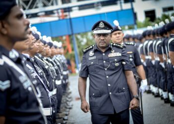 HUSSEIN Omar Khan memeriksa perbarisan anggota di IPD Sepang Selangor. - UTUSAN/FAIZ ALIF ZUBIR