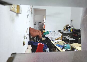 KEADAAN rumah diduduki tiga beranak yang ditemukan mati dalam sebuah bilik di pangsapuri di Ampang, Selangor, kelmarin. - IHSAN POLIS