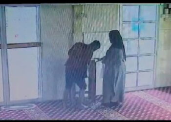 TANGKAP layar sepasang suspek lelaki dan wanita yang sedang membuka tabung duit dalam kejadian kecurian di Masjid A'ala, Kampung Benua di Simpang Empat, Alor Setar.