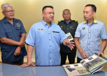 TUANKU Syed Faizuddin Putra Jamalullail sewaktu sesi mengadap oleh Pengarah Perhutanan negeri, Ag. Shaffie Ag. Ahmadni di Galeri Diraja Arau, Perlis semalam.-UTUSAN