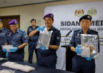 SAZALI Mohamad (dua kanan) menunjukan dadah jenis ketamine yang bernilai RM1.2 juta dalam sidang akhbar di Kompleks Kastam Kargo, KLIA. - UTUSAN/FAISOL MUSTAFA