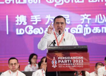 ANTHONY Loke ketika berucap pada Persidangan DAP 2023 di Putrajaya. - UTUSAN/FAISOL MUSTAFA