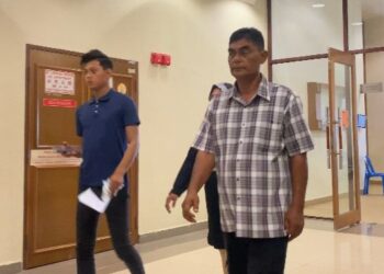 MUHAMMAD HAIKAL Azmi (kiri) didenda RM1,200 selepas mengaku bersalah mencederakan teman wanitanya di mahkamah Majistret Khas Trafik di Kuantan, Pahang. - UTUSAN/ DIANA SURYA ABD WAHAB
