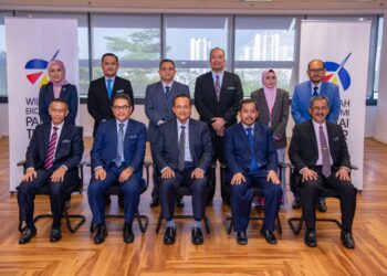 AHMAD Samsuri Mokhtar  (tiga dari kiri) bergambar bersama Implementation and Coordination Committee (ICC) Terengganu selepas perjumpaan ICC Terengganu di Menara PjH, Putrajaya pada11 September lalu.