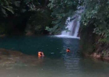 ANGGOTA pasukan penyelamat mencari dua pelajar yang dikhuatiri lemas ketika mandi di  Air Terjun Tasik Puteri, Bukit Besi, Dungun, petang tadi. - UTUSAN/NIK NUR IZZATUL HAZWANI NIK ADNAN