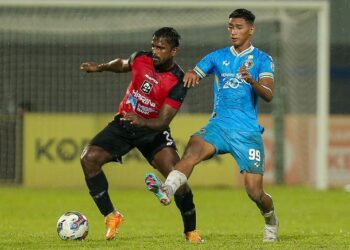 PENYERANG Penang FC, Alif Ikmalrizal (kanan) cuba merebut bola daripada kawalan K. Reuben dalam aksi pertama suku akhir Piala Cabaran 2023 di Stadium Bandaraya, Pulau Pinang malam ini. Gambar: FB Harini FT