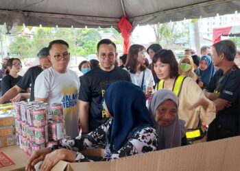 STEVEN Sim (tengah) ketika meninjau program Jualan Rahmah di pekarangan Pusat Khidmat Ahli Parlimen Bukit Mertajam, Pulau Pinang hari ini.