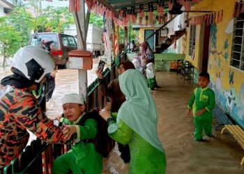 KIRA-KIRA 40 kanak-kanak tadika Pasti Darul Ulum di Jalan Kampung Masjid Teluk Kumbar, Pulau Pinang terperangkap dalam kejadian banjir kilat pagi tadi.