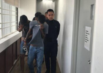 TIGA lelaki yang dihadapkan di Mahkamah Majistret Ipoh hari ini atas pertuduhan mengedar dadah jenis ketamin seberat 26.18 kilogram minggu lalu. - UTUSAN