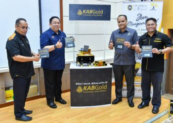 MOHD. Hafiz Yusuf (dua dari kanan) menunjukkan jongkong emas Alumni UniSZA edisi terhad yang dilancarkan di UniSZA, Kuala Nerus, hari ini. - UTUSAN/KAMALIZA KAMARUDDIN