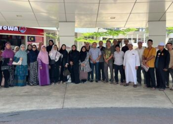 HARIK Fauzi ketika sesi pertemuan dengan kumpulan jemaah umrah terkandas diuruskan Emraz Travel and Tours di Putrajaya. -  UTUSAN/AMREE AHMAD