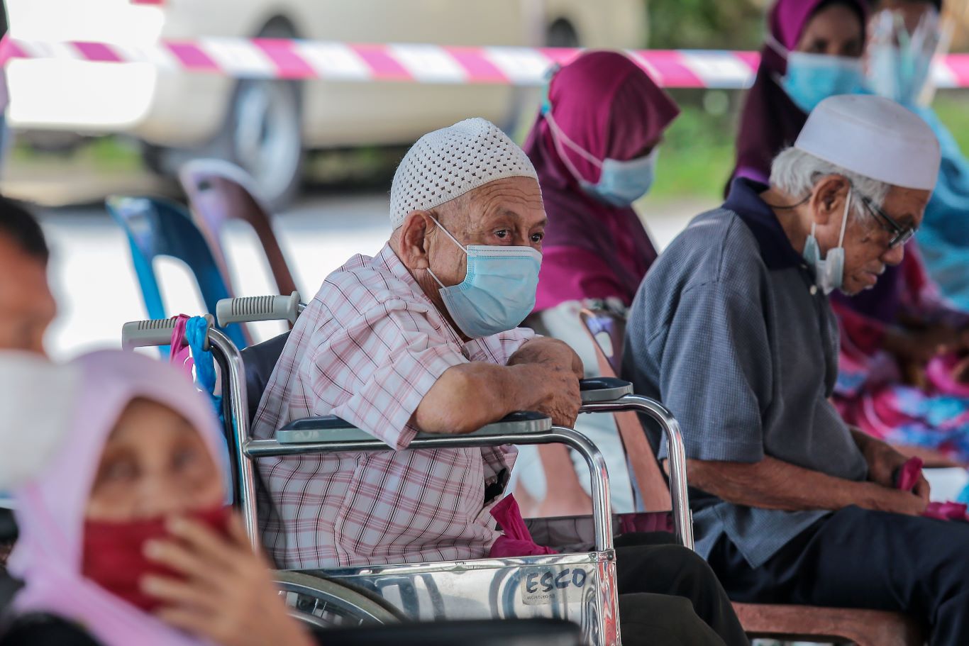 Upah pihak ketiga temani ibu dan ayah lanjut usia