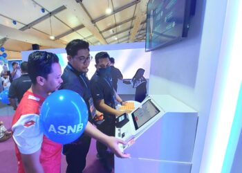 KHAIRUL HAMZI Abu Bakar (kiri) mendengar penerangan oleh petugas berhubung akaun ASB di MSAM yang berlangsung di Setia Fontaines, Bertam, Kepala Batas, Pulau Pinang hari ini.