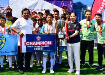 KAPTEN AT Seberang Perai Utara 2, Anas Sufiyan Mohd. Arif menerima piala daripada wakil Yakult Malaysia selepas menjuarai Kejohanan Bola Sepak Yakult Piala Global 2023.
