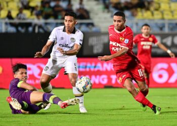 JOSE Orozco (kanan) berjaya menjaringkan gol pertama Selqngor ketika bertemu Terengganu FC (TFC) pada perlawanan Liga Super Malaysia di Stadium Sultan Mizan Zainal Abidin, Kuala Nerus, malam ini. - UTUSAN/PUQTRA HAIRRY ROSLI