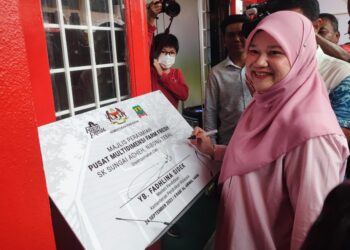 FADHLINA Sidek menurunkan tandatangan sebagai simbolik merasmikan Pusat Multidimensi di Sekolah Kebangsaan Sungai Acheh, Pulau Pinang hari ini. - Pic: IQBAL HAMDAN