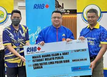 TUANKU Syed Faizuddin Putra Jamalullail menyaksikan penyerahan sumbangan zakat RHB Islamic Bank kepada MAIPs dalam majlis di Masjid Al Furqan Kampung Sentua, Kangar, Perlis.-UTUSAN