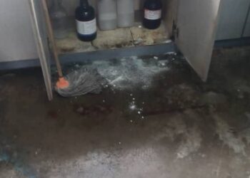 SEBANYAK satu liter asid ‘Ethanoic’ tumpah di dalam sebuah makmal di SMK St. Mark, Butterworth, Pulau Pinang pagi tadi. - Pix: IHSAN JBPM