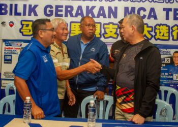 FADILLAH Yusof diiringi calon BN, Datuk Amizar Abu Adam pada majlis perjumpaan Calon BN bersama jentera MCA Telemong, Pelangai di Bentong, Pahang.