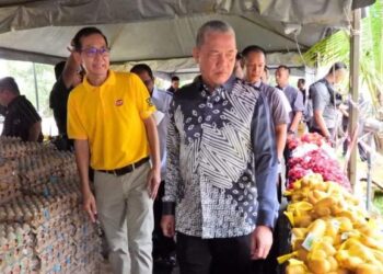 FADILLAH Yusof meninjau harga pasaran barang keperluan pada Karnival Sara Hidup Peringkat Negeri di Dewan Hikmah Kuching, hari ini.