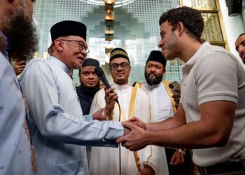 ANWAR Ibrahim (kiri) membantu menyempurnakan proses lafaz syahadah Andrew Vinals di ICCNY, New York, Amerika Syarikat. - FACEBOOK/ANWAR IBRAHIM