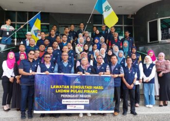 NORFAIDAH Daud (dua dari kiri) ketika acara 'flag-off' atau pelepasan konvoi untuk program LKH anjuran LHDN Pulau Pinang di Bandar Perda, Bukit Mertajam hari ini.