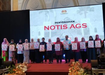 AIMAN Athirah (enam dari kanan) bersama penerima notis Akta Gangguan Seksual sempena program Jerayawara Kasih KPWKM di Kuala Terengganu, hari ini. - UTUSAN/KAMALIZA KAMARUDDIN