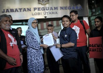 AMIR Abdul Hadi menyerahkan surat bantahan kepada Jabatan Peguam Negara berhubung kes Ahmad Zahid di di Jabatan Peguam Negara Putrajaya. - UTUSAN/FAIZ ALIF ZUBIR