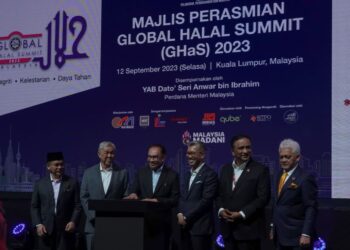 ANWAR Ibrahim merasmikan Global Halal Summit (GHaS) 2023 di Pusat Perdagangan dan Pameran Antarabangsa (MITEC) diiringi oleh Timbalan Perdana Menteri, Datuk Seri Ahmad Zahid Hamidi (dua dari kiri); Menteri Pelaburan dan Perdagangan Industri, Senator Datuk Seri Tengku Zafrul Tengku Abdul Aziz (tiga dari kanan) dan Menteri di Jabatan Perdana Menteri (Hal Ehwal Agama), Datuk Dr. Mohd Na'im Mokhtar (kiri) di Kuala Lumpur, hari ini. - UTUSAN/AMIR KHALID 