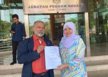 HAMIDAH Osman menunjukkan memorandum yang diserahkan kepada Jabatan Peguam Negara, Putrajaya. - UTUSAN/KAMARIAH KHALIDI