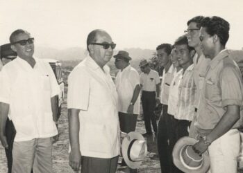 SEMASA mentadbir negara dari 1970 hingga 1976, Tun Abdul Razak Hussein (dua dari kiri) membawa semua parti politik termasuk pembangkang untuk bekerjasama di bawah pimpinan Barisan Nasional (BN).