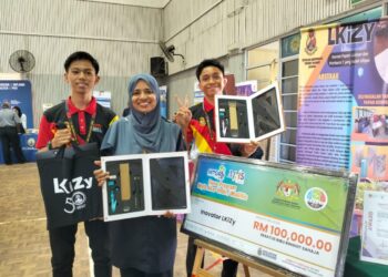 SAKINAH Muhammad (tengah) bersama dua anak muridnya menunjukkan inovasi Lkizy di SM Teknik Terengganu  Kuala Terengganu, hari ini. - UTUSAN/KAMALIZA KAMARUDDIN