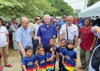 ISMAIL Sabri Yaakob (tengah) menyertai kempen Barisan Nasional (BN) di Felda Sungai Kemasul, Pelangai di Bentong, Pahang.