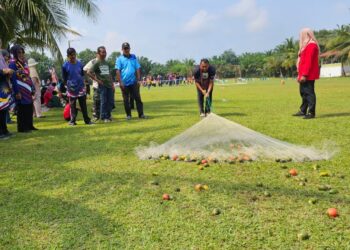 SEORANG peserta menebar jala pada acara menjala buah pinang sempena sambutan Hari Malaysia di Felda Jengka 24 di Jerantut, Pahang.