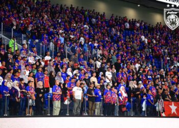 RIBUAN Penyokong-penyokong Johor Darul Ta'izm (JDT) hadir ke Stadium Sultan Ismail memberi sokongan kepada pasukan kesayangan mereka.-IHSAN JST