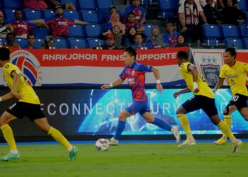 PEMAIN tengah JDT Takahiro Kunimoto cuba melepasi tiga pemain Negeri Sembilan pada perlawanan suku akhir kedua Piala Malaysia  di Stadium Sultan Ibrahim, Iskandar Puteri disini, kelmarin.- UTUSAN/RAJA JAAFAR ALI
