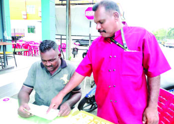 S. JEGANATHAN bertemu dengan orang ramai di sekitar Simpang Jeram, Muar, Johor untuk memperkenalkan diri dan mengedarkan manifestonya. – UTUSAN/ADNAN IBRAHIM