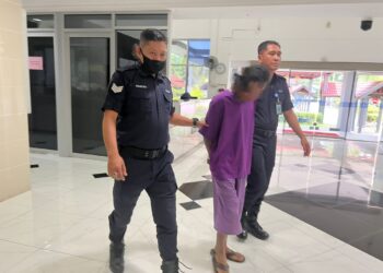 ANGGOTA polis membawa lelaki yang disyaki mencabul budak perempuan berusia 10 tahun keluar dari Mahkamah Majistret Kuala Terengganu, semalam.