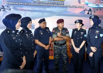 AYOB Khan Mydin Pitchay (tiga dari kanan) bersama empat pegawai berpangkat Inspektor yang menjadi kumpulan pertama juruterbang wanita PGU pada sambutan Hari Ulang Tahun PGU ke-44 di Ipoh. - UTUSAN/MUHAMAD NAZREEN SYAH MUSTHAFA