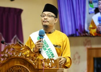 MOHAMMAD Kazim Elias berucap pada majlis penyampaian watikah pelantikan sebagai Tokoh Perkim Perak kepada beliau di Ipoh hari ini. - UTUSAN/MUHAMAD NAZREEN SYAH MUSTHAFA