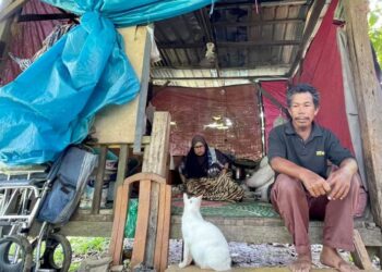 ZAIMAH Mohd. Yusof (kiri) dan Mat Saad Abu mendiami pondok setelah tidak mampu menyewa rumah di Kampung Kebun Pinang, Kuala Kedah, Kedah.