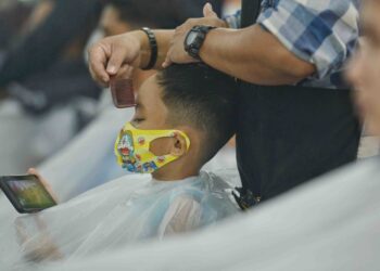 Kerajaan membuka kuota pengambilan pekerja asing sebanyak 7,500 orang bagi memenuhi keperluan tenaga kerja tiga sub sektor perkhidmatan iaitu tukang gunting rambut, tekstil dan tukang emas. - GAMBAR HIASAN