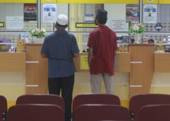 KERENAH birokrasi lama di jabatan kerajaan perlu ditangani segera agar perkhidmatan kepada masyarakat lebih efisien dan pantas.