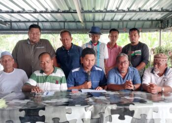 MOHD. Shazaly Zainal Abidin (depan, tengah) pada sidang akhbar di Kampung Gajah, Pasir Salak hari ini. - UTUSAN/AIN SAFRE BIDIN